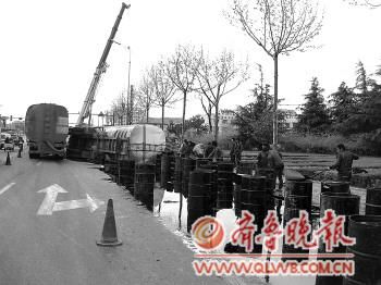 油罐车侧翻原油淌一地