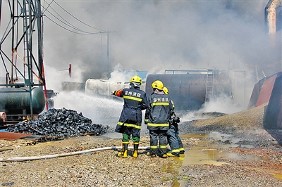 险！沥青厂的油罐着火了 