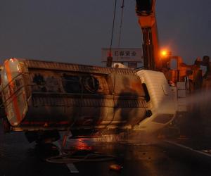 沈海高速晋江段一油罐车侧翻5吨柴油洒路