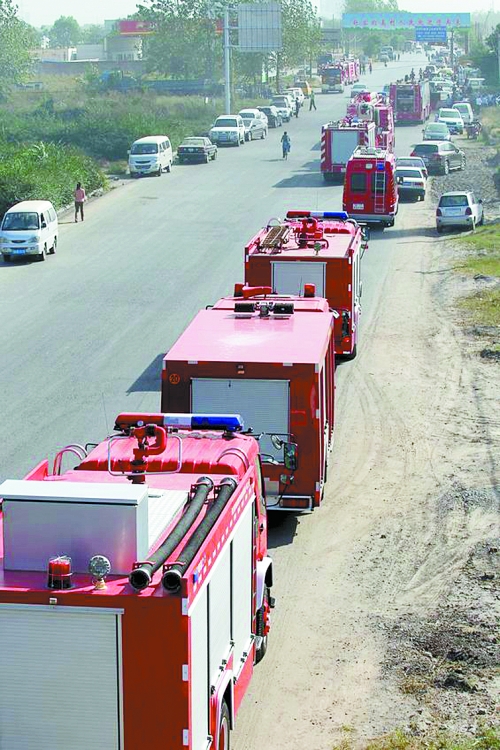 30多辆消防车赶到救援