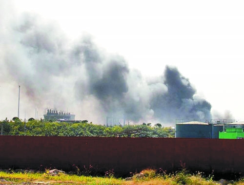 高速公路上可见浓烟