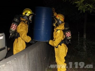 村民拾回危化品废弃桶 毒气溢出危及他人