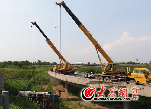 青兰高速一油罐车“打瞌睡” 翻落高架桥