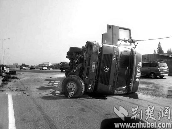 武汉：女子推三轮穿马路 40吨槽罐车侧翻