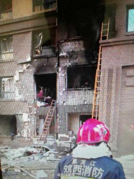 鸡西一小区疑似燃气爆炸3人死亡近20人伤
