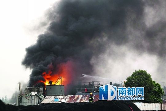 电焊火花致江门一油库油罐失火 火焰十余米