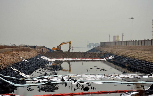 青岛输油管线爆燃事故造成52人死亡  