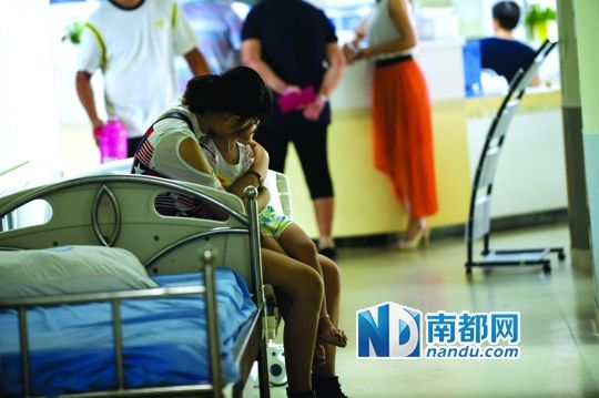  昨日，宝安区人民医院，伤者的亲属在手术室外焦急等待。