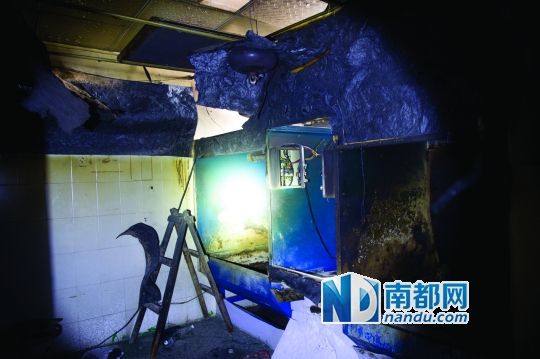 昨日，宝安区新安街道宝城大厦4楼景天胜科技公司，喷漆车间爆炸发生后，设施被毁，车间的棚顶被炸穿。