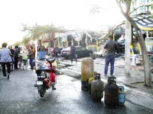 昨天早晨6时许，河东区华昌大街新东方家园2号楼下一排商铺发生火情。记者接到网友反映，迅速赶到现场，发现消防员正在扑救。就在马路便道上，放置着消防员从火中抢出来的数个液化气罐。