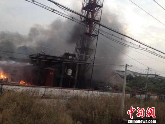 浙江金华一化工厂油罐起火明火已被扑灭（图）