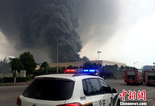 湖北宜昌一企业发生火灾现场浓烟弥漫无人员伤亡