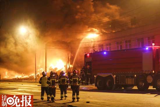 消防员救火现场(摄/杨浩东)