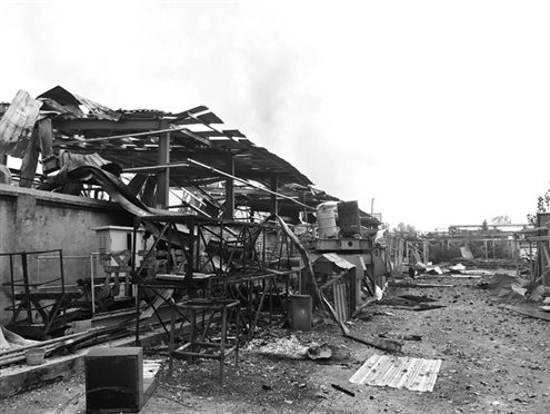 发生爆炸的仓库一片狼藉 记者郑芷南摄