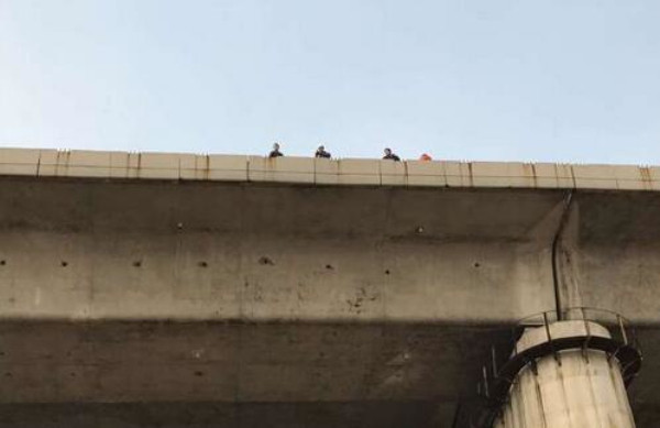 济南一厂房爆炸起火波及京沪高铁