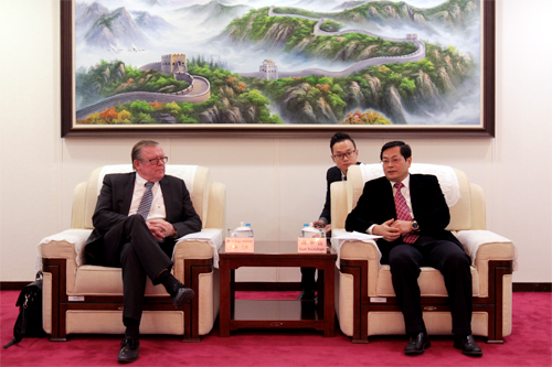 孙华山会见英国劳氏集团高级副总裁巴肯一行