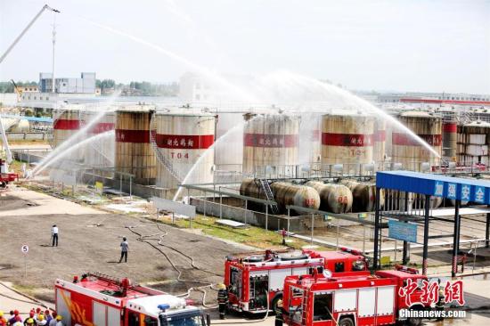 资料图：湖北咸宁消防、安监、环保、卫生、气象等多部门举行危险化学品生产安全事故应急救援演练。朱燕林 摄