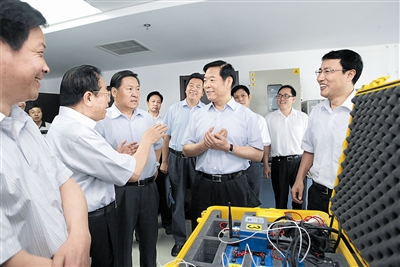 杨栋梁:要加快推进科技创新和成果转化步伐