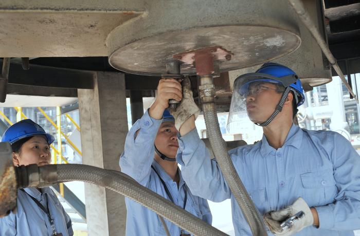 武汉石化:定期清理炉嘴 每年减少瓦斯5%