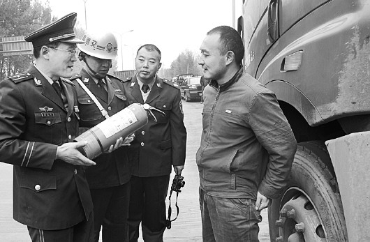 危化品车辆事故频 “移动危险源”须管好