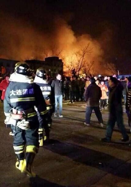 大连一液化气站爆炸输气车被炸飞 已致1人受伤