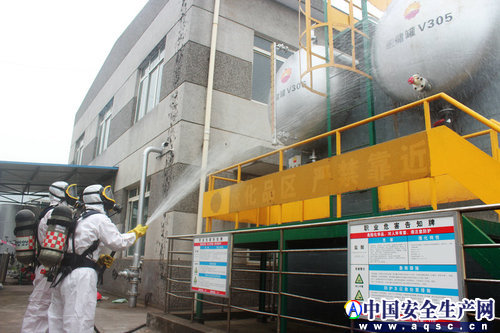 泸州炭黑厂举行酸罐泄漏应急处置演练 (1).jpg