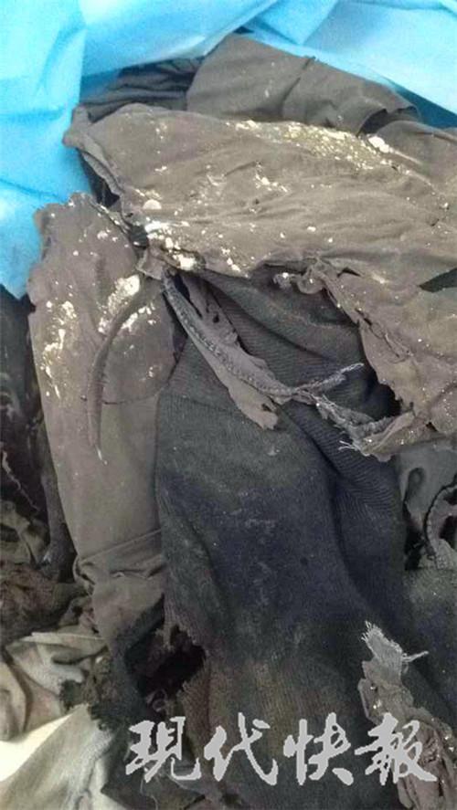 点击图片翻到下一页>> 江苏扬州一钢厂发生爆炸 已致1死18伤