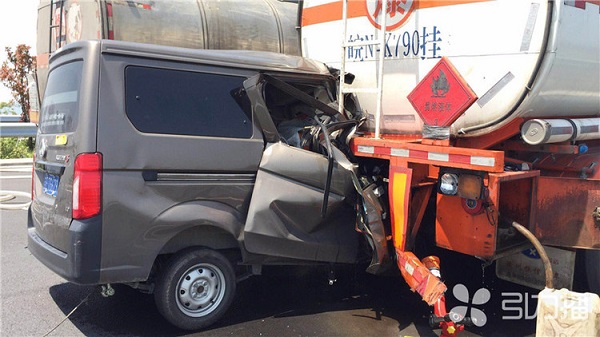 常嘉高速危化品车泄漏 多部门协作6小时排险